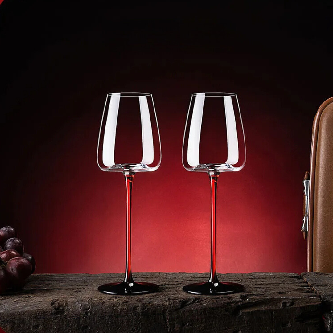 Decanter de Vinho e Taças com Hastes Vermelhas em Cristal