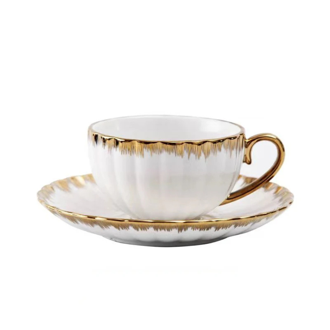 Xícara de Chá de Cerâmica com Pires com Detalhes Dourados