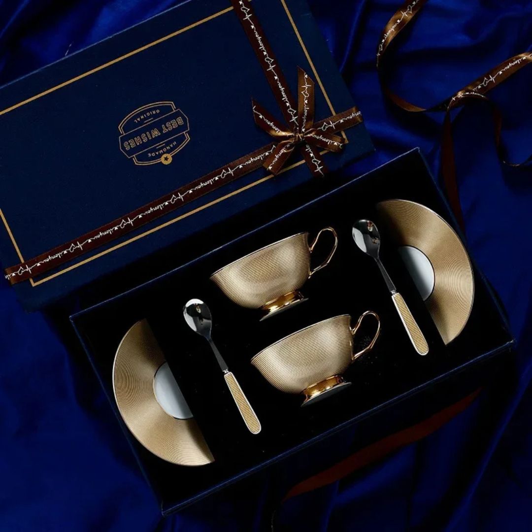 Conjunto de Xícara, Pires e Colher de Porcelana - Elegância e Luxo na sua Mesa, Ouro de Luxo Linha Premium010 Cozinha com Estilo 2 Conjuntos (Xícara com Pires e Colher)