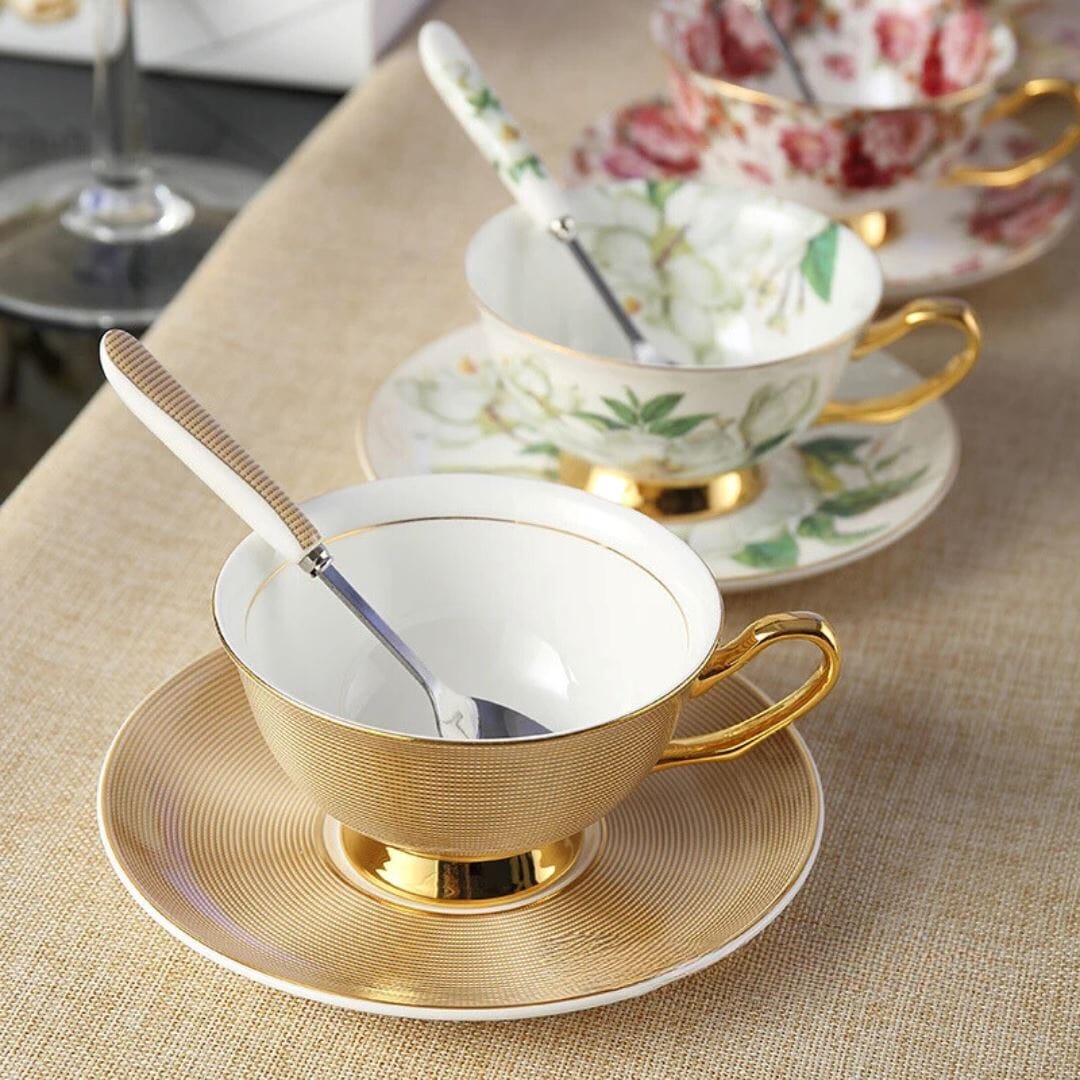 Conjunto de Xícara, Pires e Colher de Porcelana - Elegância e Luxo na sua Mesa, Amarelo Casto Linha Premium010 Cozinha com Estilo 